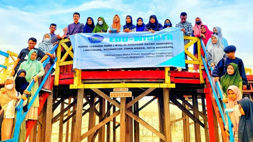 Mahasiswa Pendidikan Sosiologi Unismuh Belajar Konservasi Lingkungan di Hutan Mangrove Lantebung