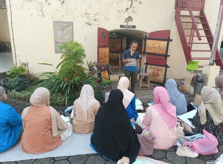 Mahasiswa PGPAUD Unismuh Makassar Belajar dari Maestro Pelukis Zaenal Beta di Benteng Fort Rotterdam